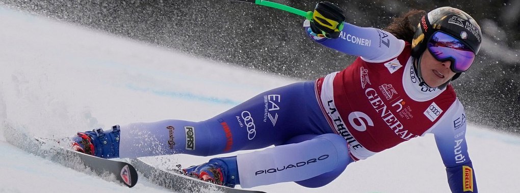 Federica Brignone bejubelt vor heimischem Publikum den Sieg im Gesamtweltcup. - © Piermarco Tacca/AP/dpa