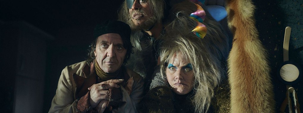 David Bennent (l) als Rumpelstilzchen, Moritz F&uuml;hrmann als Riese und Anna Schudt als Hexe in einer Szene des Films &laquo;Spuk unterm Riesenrad&raquo;. - &copy; Felix Abraham/MIDEU Films GmbH/dpa
