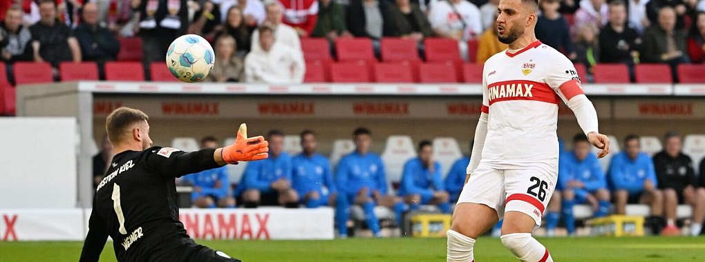 VfB-Profi Deniz Undav schlenzt den Ball zum 1:0 ins Kieler Tor. - © Marijan Murat/dpa