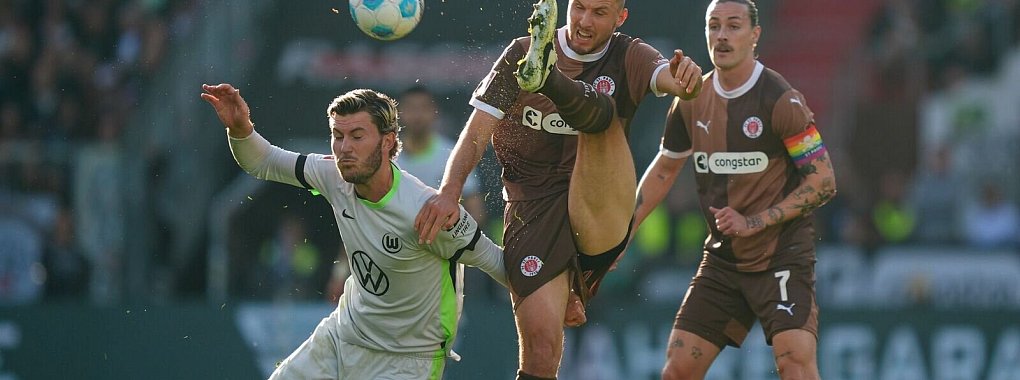 Das Nordduell zwischen dem FC St. Pauli und dem VfL Wolfsburg war umkämpft. - © Marcus Brandt/dpa