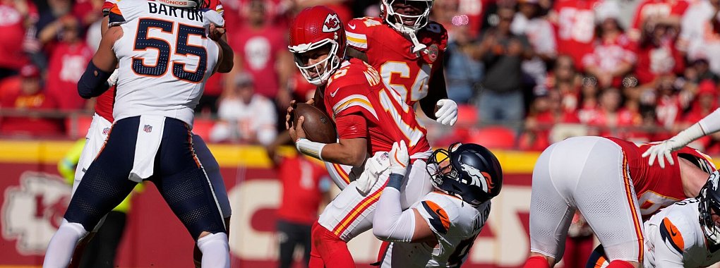 Patrick Mahomes (Mitte mit Ball) und die Kansas City Chiefs mussten hart um den nächsten Sieg kämpfen. - © Ed Zurga/FR34145 AP/AP