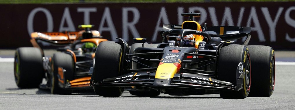 Der Niederländer Max Verstappen (r) behauptet sich gegen den Briten Lando Norris (l). - © Erwin Scheriau/APA/dpa