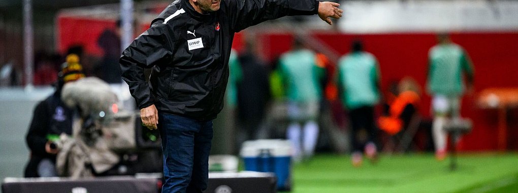 Trainer Frank Schmidt startete erfolgreich mit dem 1. FC Heidenheim in die Ligaphase der Conference League. - © Tom Weller/dpa