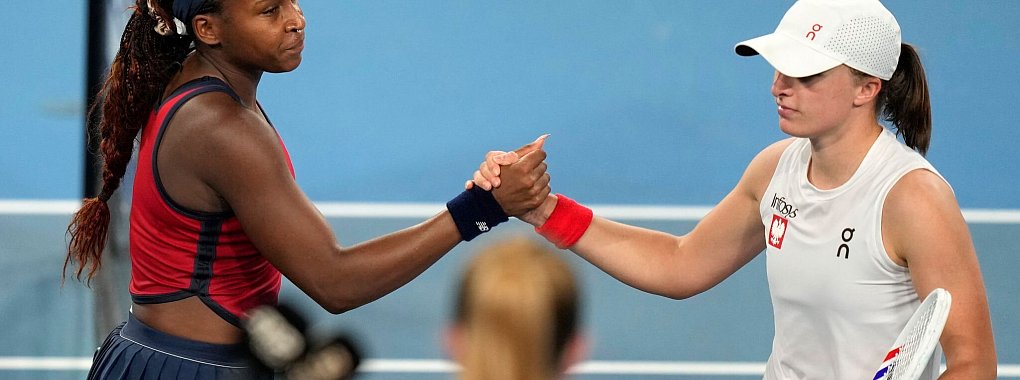 Iga Swiatek (r) gratuliert Coco Gauff (l) - das US-Team sichert sich den Titel im United Cup. - © Rick Rycroft/AP/dpa