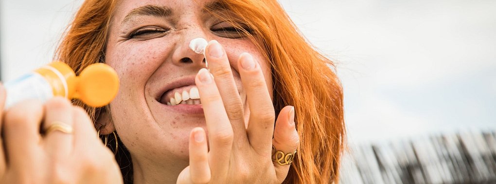 Sonnencreme muss man 20 Minuten vor dem Sonnenbad auftragen, damit die Lichtschutzfaktoren in der Haut wirken k&ouml;nnen. - &copy; Christin Klose/dpa-tmn