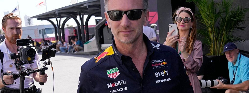 Christian Horner bleibt trotz Vorwürfen Teamchef bei Red Bull. - © Darko Bandic/AP/dpa