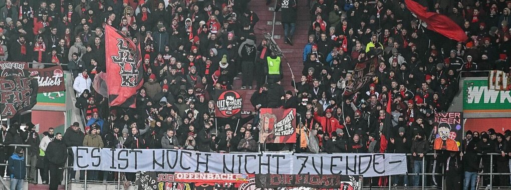 Auch beim Spiel Augsburg gegen Leverkusen gab es Spruchb&auml;nder gegen DFL-Investoren. - &copy; Harry Langer/dpa