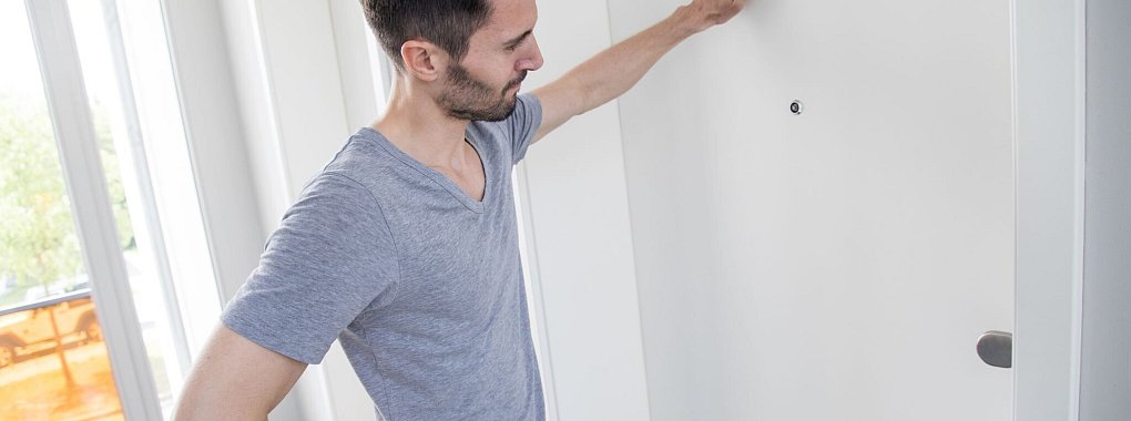 Er zieht einfach nicht aus, &ouml;ffnet noch nicht einmal die T&uuml;r: Mit Mietparteien wie dieser haben es Vermieter in der Praxis immer wieder mal zu tun. Das ist nervenaufreibend. - &copy; Christin Klose/dpa-tmn