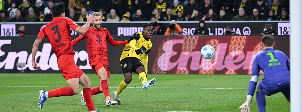 Jamie Gittens schießt das 1:0 für Dortmund. - © Federico Gambarini/dpa