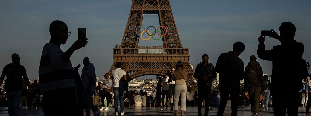 Auch der Eiffelturm bekam die Olympia-Optik - © Aurelien Morissard/AP/dpa