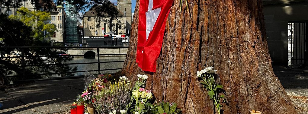 Ort des Innehaltens: Die Gedenkstätte für Muriel Furrer an der Wasserkirche von Zürich. - © Tom Bachmann/dpa