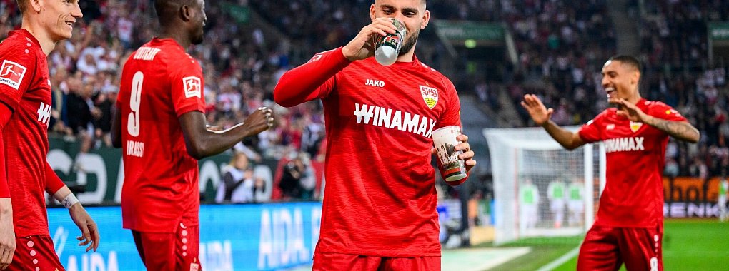 Deniz Undav (2.v.r.) feierte das 0:1 beim FC Augsburg mit einem Schluck Bier. - &copy; Tom Weller/dpa