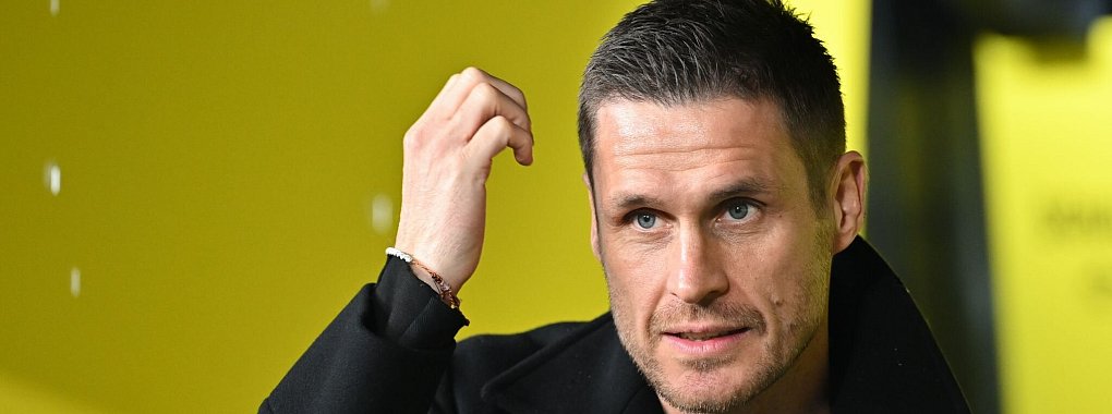 BVB-Sportdirektor Sebastian Kehl zeigt sich zufrieden. - © Bernd Thissen/dpa