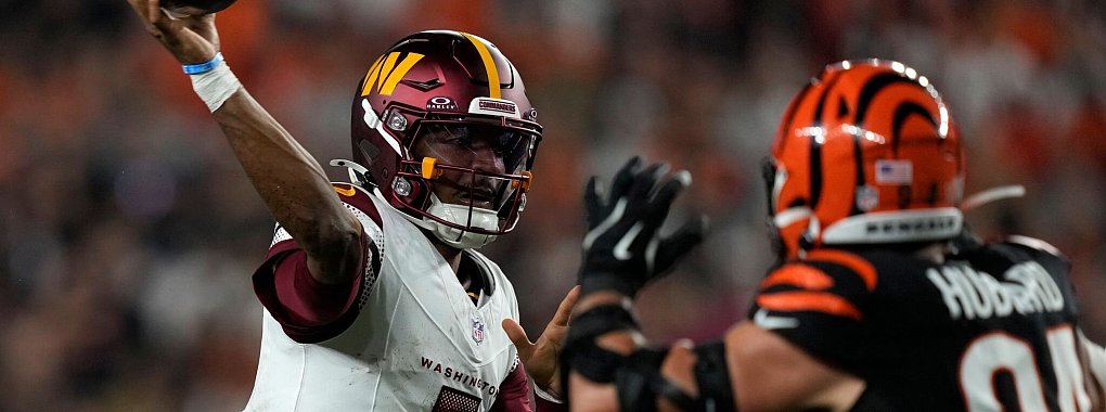 Jayden Daniels (links) machte das beste Spiel seiner jungen Karriere als NFL-Quarterback. - © Carolyn Kaster/AP/dpa