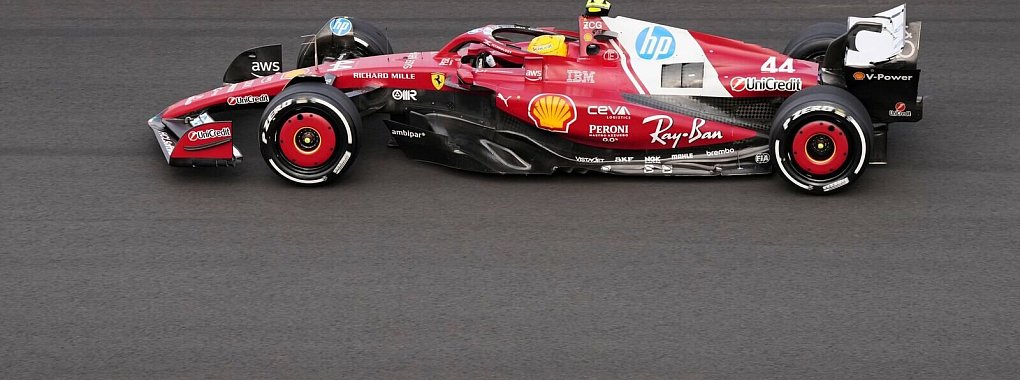 Ferrari-Fahrer Lewis Hamilton auf der Strecke in China. - © -/AP/dpa