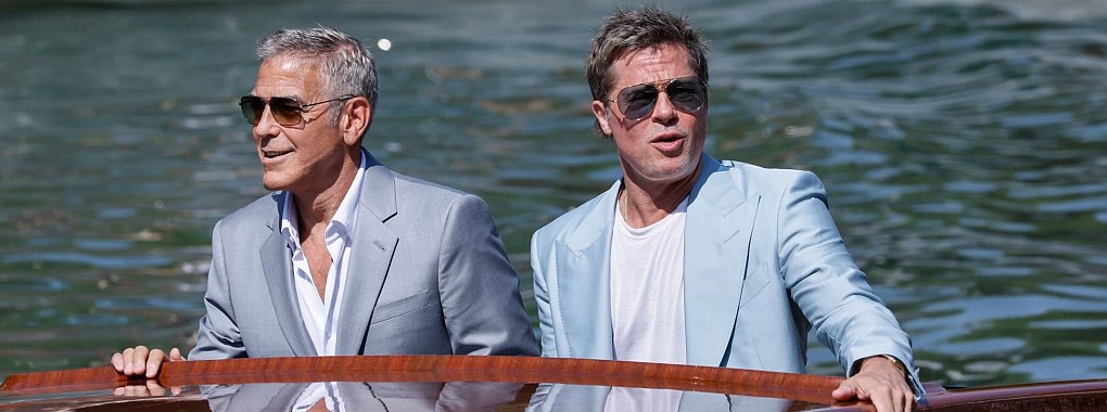 Mit dem Boot kamen George Clooney und Brad Pitt beim Filmfestival Venedig an. (Archivbild) - © Joel C Ryan/Invision/AP/dpa