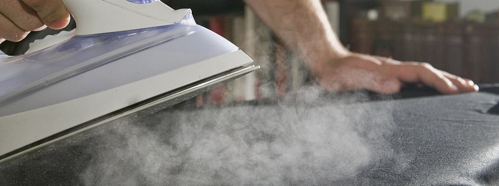 Ob Dampfb&uuml;geleisen oder B&uuml;gelstation: Am Ende z&auml;hlt das knitterfreie Ergebnis. - &copy; Franziska Gabbert/dpa-tmn