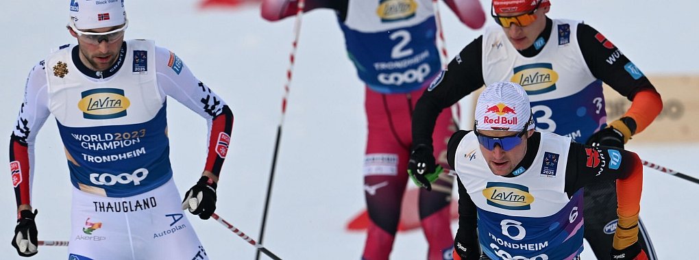 Der Norweger Jarl Magnus Riiber (l) ist sauer auf das deutsche Team um Vinzenz Geiger (vorne) und Julian Schmid (r). - © Hendrik Schmidt/dpa