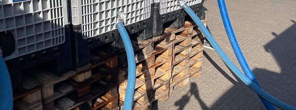 Das THW Lemgo stellt den B&uuml;rgern in Eschweiler Trinkwasser zur Verf&uuml;gung. An Entnahmestellen kann dieses abgezapft werden. - &copy; THW Lemgo