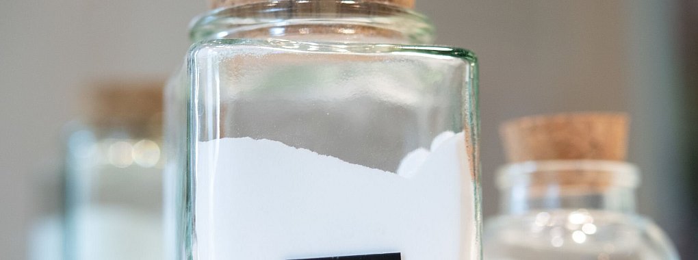 L&auml;sst sich vielseitig im Haushalt einsetzen: Natron. - &copy; Andrea Warnecke/dpa-tmn/dpa