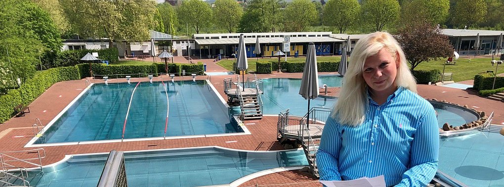 Badebetriebsleiterin Angelika Vahle steht auf dem Sprungturm im Bega Bad. Erst am Donnerstag fiel die endgültige Entscheidung, das Bad am Samstag zu öffnen. - © Sven Kienscherf