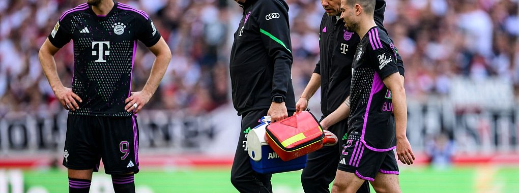Bayern M&uuml;nchens Raphael Guerreiro (r) musste verletzt ausgewechselt werden. - &copy; Tom Weller/dpa