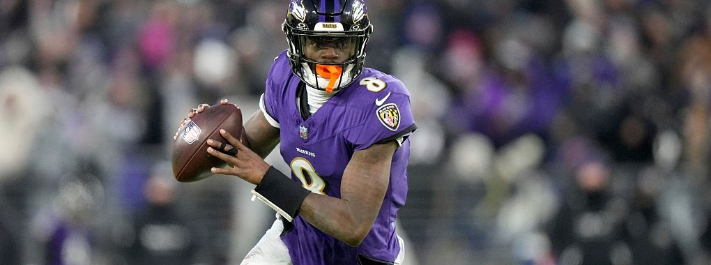 Lamar Jackson spielt die wohl beste Saison seines Lebens und ist Favorit auf die Auszeichnung als MVP. - © Stephanie Scarbrough/AP/dpa