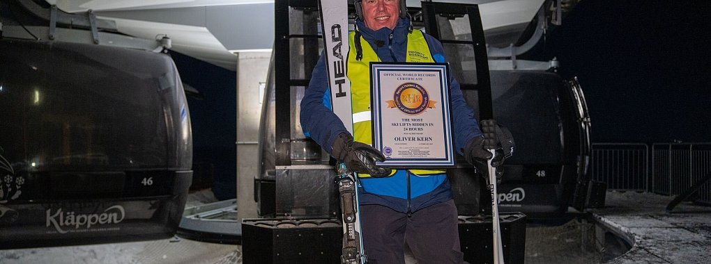 Oliver Kern am Ende eines langen Skitags mit seiner Rekord-Urkunde - 101 verschiedene Lifte ist er gefahren. - © Skiresort.de/dpa-tmn