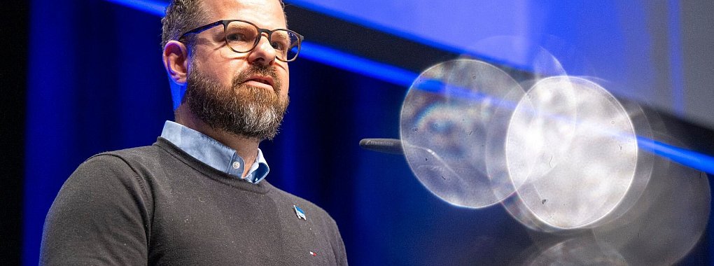 Fabian Drescher, Vize-Präsident von Hertha BSC, spricht bei einer Versammlung. - © Monika Skolimowska/dpa