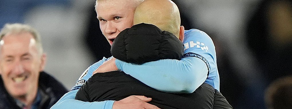 Erling Haaland und Pep Guardiola (vorne) haben mit Manchester City die Ergebniskrise beendet - © Joe Giddens/PA Wire/dpa