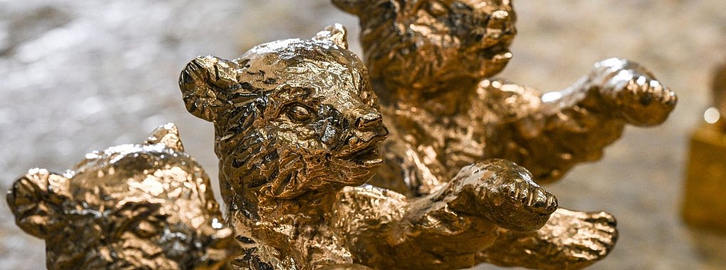 Erste Rohlinge der Berlinale-Bären sind in der Bildgießerei Hermann Noack zu sehen. Mit der umstrittenen Berlinale-Gala hat sich der Aufsichtsrat der Internationalen Filmfestspiele in einer Sondersitzung befasst. - © Jens Kalaene/dpa