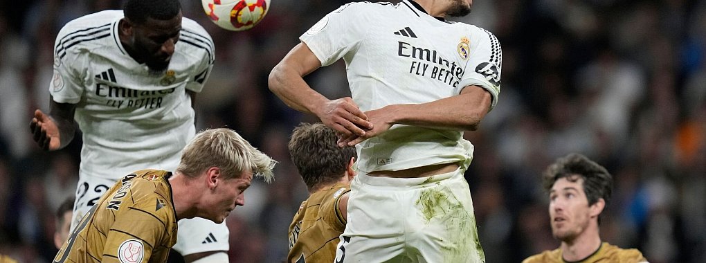 Der Kopfball zum Finale: Rüdiger erzielt für Real das entscheidende Tor. - © Bernat Armangue/AP/dpa