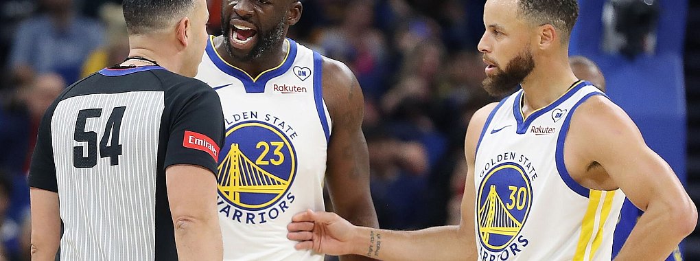 Ray Acosta (l.) und Stephen Curry von den Golden State Warriors diskutieren mit einem Schiedsrichter. - © Stephen M. Dowell/TNS via ZUMA Press Wire/dpa