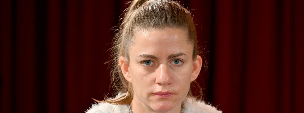 Die Choreografin und Performance-Künstlerin Florentina Holzinger ist im Kinofilm «Mond» zu sehen. (Archivbild) - © Soeren Stache/dpa