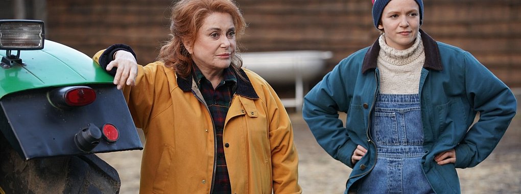 Catherine Deneuve (l) als Solange und Morgan Saylor als ihre Enkelin Charlie in einer Szene des Films «Funny Birds - Das Gelbe vom Ei». - © -/Filmwelt/dpa