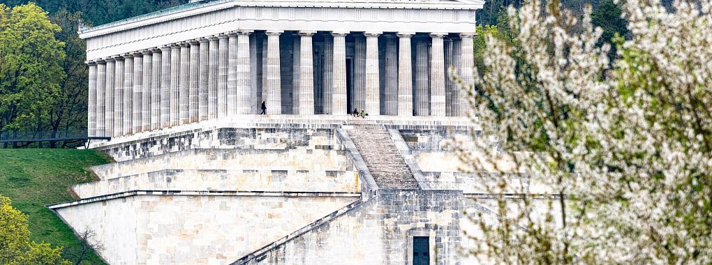Der Ruhmestempel Walhalla an der Donau unweit von Regensburg soll ein neues Besucherzentrum erhalten. (Archivfoto) - © Armin Weigel/dpa