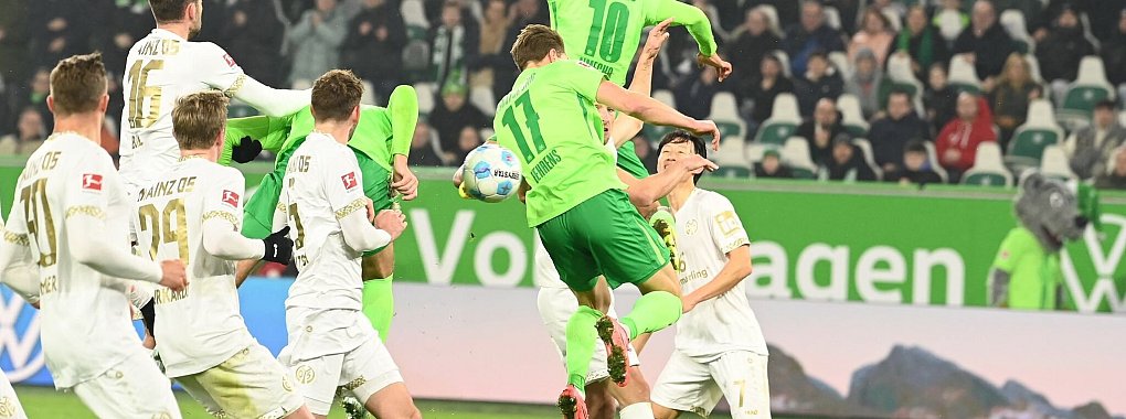 Das Siegtor für Wolfsburg: Jonas Wind (5.v.l) köpft in der Nachspielzeit das 4:3 gegen Mainz. - © Swen Pförtner/dpa