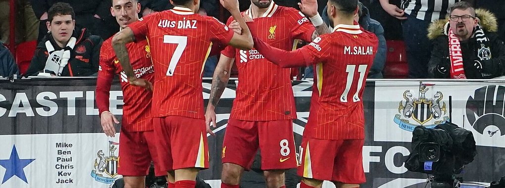 Liverpools Dominik Szoboszlai (M) feiert den ersten Treffer seiner Mannschaft. - © Peter Byrne/PA Wire/dpa