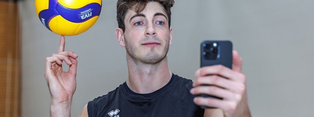 Volleyballer Tobias Krick als Social-Media-Star. - © Andreas Gora/dpa