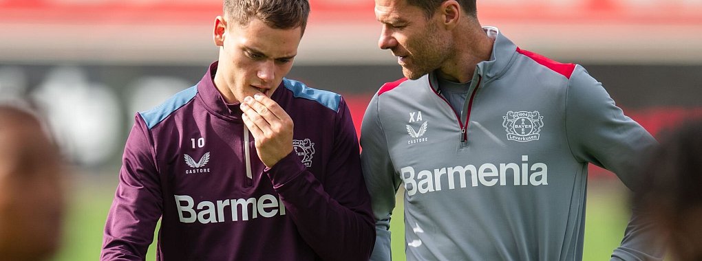 Sollen beide in Leverkusen bleiben: Florian Wirtz und Xabi Alonso. - © Marius Becker/dpa