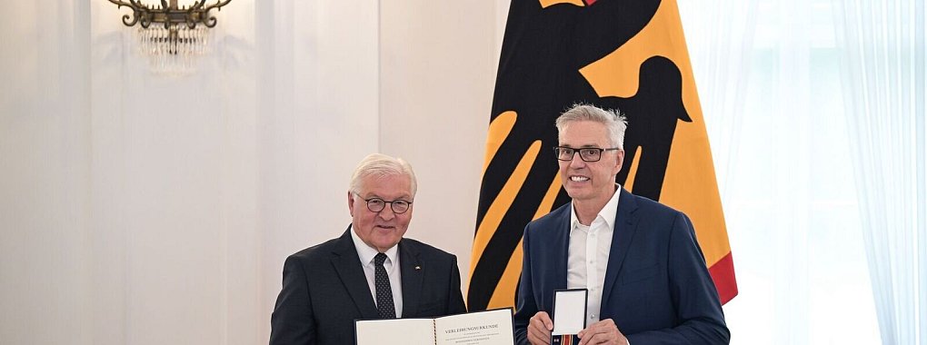 Besondere Ehrung f&uuml;r den Basketball-Bundestrainer. - &copy; Hannes P Albert/dpa