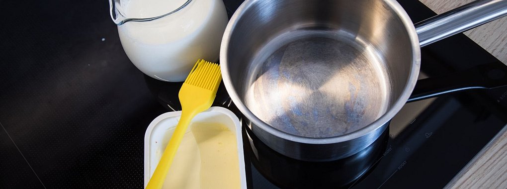 Butter am Rand eines Kochtopfs soll das Überkochen von Milch verhindern. - © Christin Klose/dpa-tmn