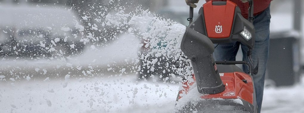 Auch außerhalb des eigenen Grundstücks: Wer für die Beseitigung von Schnee und Eis einen Dienstleister beauftragt, kann einen Teil der Kosten dafür steuerlich absetzen. - © Fredrik von Erichsen/dpa/dpa-tmn