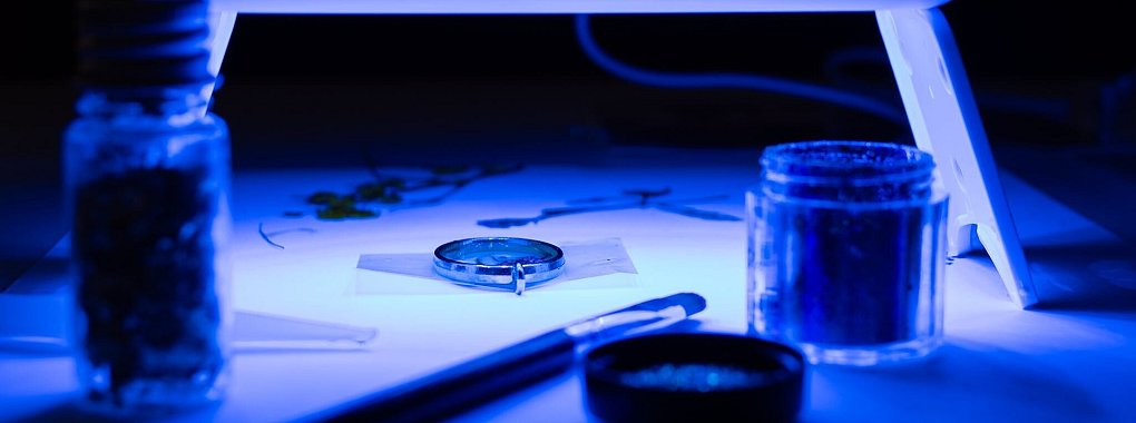 Beim Verwenden einer UV-Lampe sollte man Schutzmaßnahmen treffen, sonst kann\'s ins Auge gehen. - © Franziska Gabbert/dpa-tmn