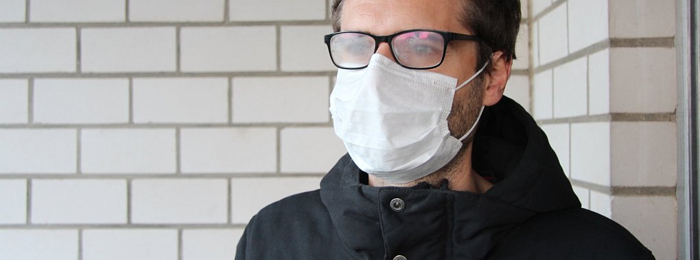 Im Herbst und im Winter haben es Brillenträger häufig schwer – auch wegen der Maske, durch die die warme Atemluft unter die Gläser gelenkt wird und sie beschlagen lässt. - © Jana Beckmann