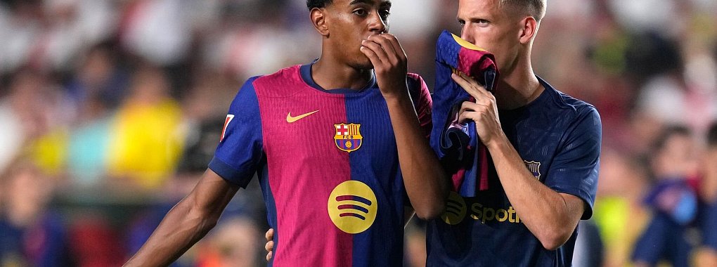 Barcelona feiert dank Dani Olmo (r.) den dritten Sieg. - &copy; Manu Fernandez/AP