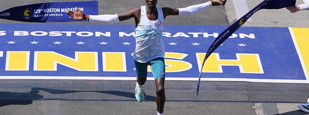 Der Kenianer siegte im Alleingang beim 129. Boston-Marathon. - © Charles Krupa/AP/dpa