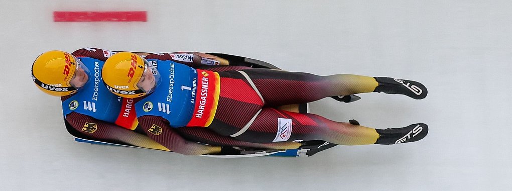 Die Rodlerinnen Elisa Marie Storch und Pauline Patz fahren die Bahn hinab. - &copy; Jan Woitas/dpa