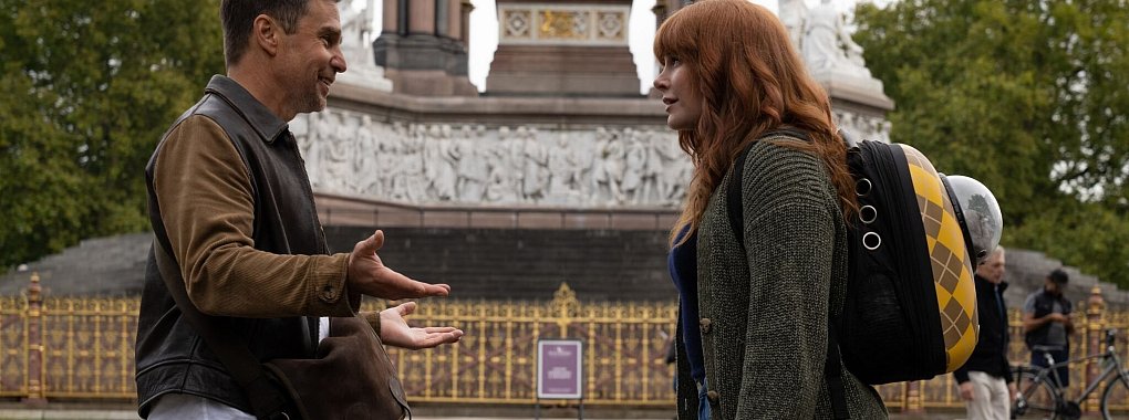 Aiden (Sam Rockwell) kommt Elly (Bryce Dallas Howard) in &laquo;Argylle&raquo; zu Hilfe. - &copy; Peter Mountain/Universal Pictures/dpa