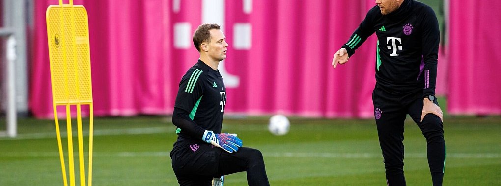 FCB-Torwart Manuel Neuer (l) zog sich bei der Nationalmannschaft eine Verletzung im Oberschenkel zu. - © Matthias Balk/dpa
